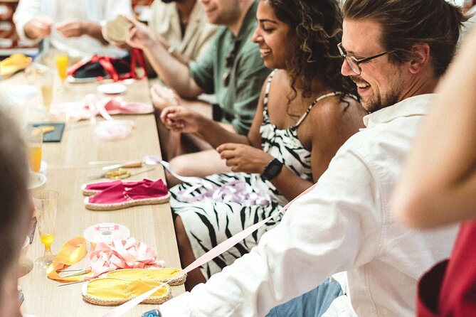Make Authentic Espadrilles in San Juan - Learning the lacing styles