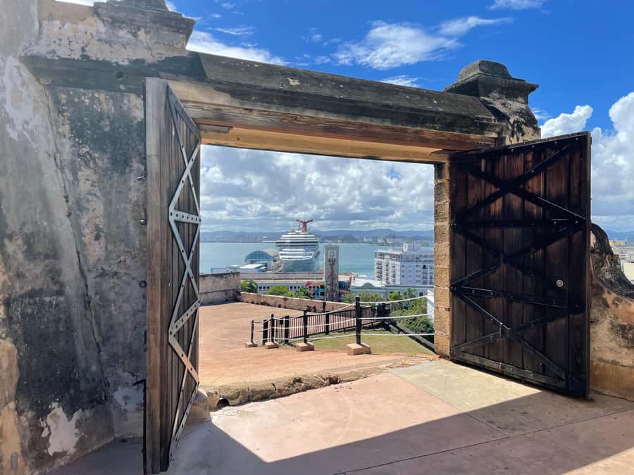 Old San Juan: San Cristobal Castle and Old Town Walking Tour - The Governor’s Mansion and civic San Juan