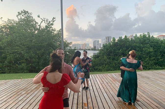 Outdoor Salsa Class Experience in San Juan - Music, repetition and the final dance