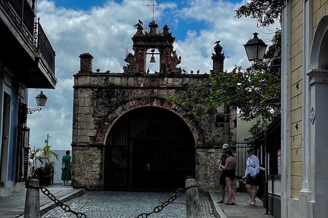 San Juan Highlights Driving Tour - Playa Pinones supplies the local food stop