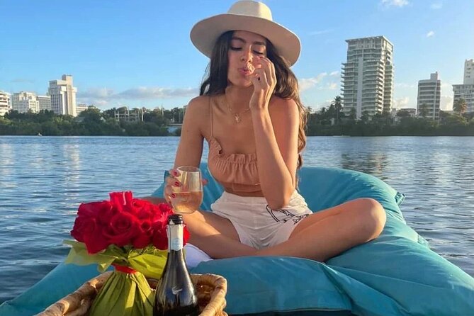 San Juan — Private Floating Picnic Experience in Condado Lagoon - What you eat and drink on the raft