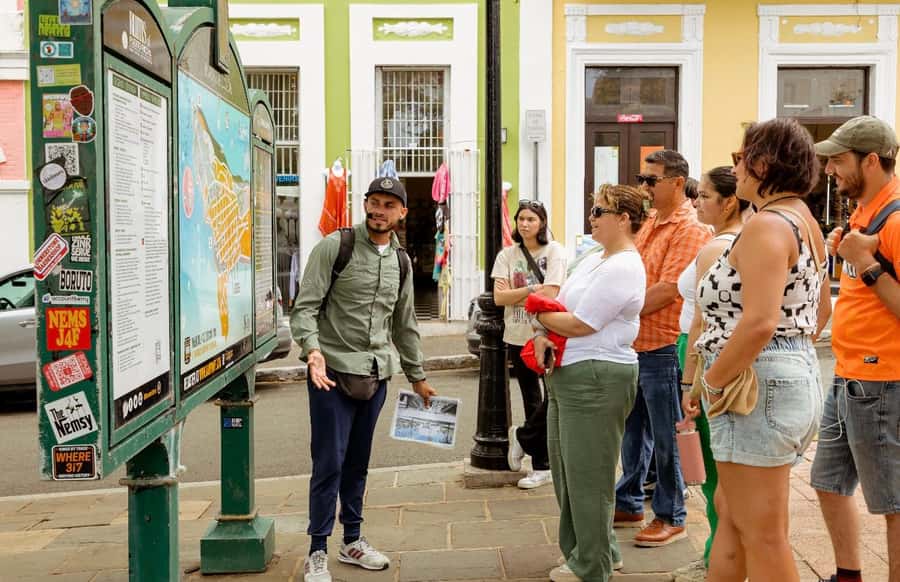 Tour de Viejo San Juan en Español - Churches, monuments, and local culture